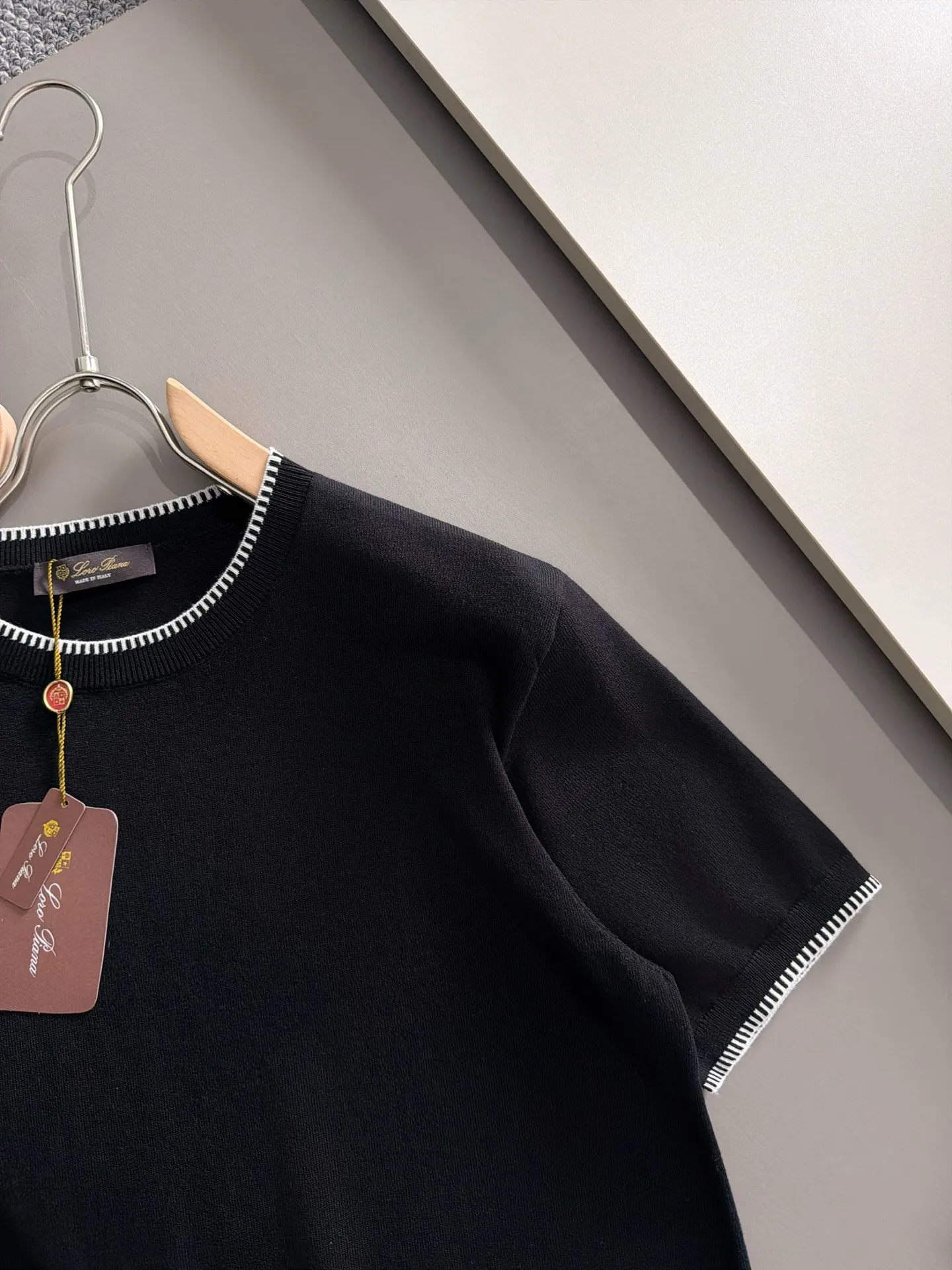 LP high quality Loro Piana 26ss New Arrival men's short-sleeved knitted T-shirt. Made of combed cotton yarn knitted cotton fabric, no pressure when entering and exiting the counter. Exclusive control of raw materials. It feels substantial when weighed, and the upper body is more textured than ordinary T-shirts. This texture can handle the weather easily and is suitable for both hot and cold! Loose fit design, looks noble. The only correct version is available Size: M to 4XL